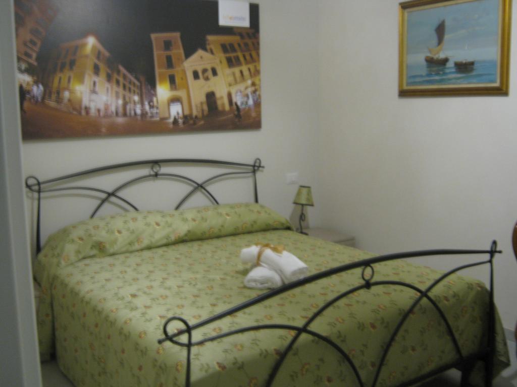 Tuttoincentro Bed & Breakfast ซาแลร์โน ภายนอก รูปภาพ